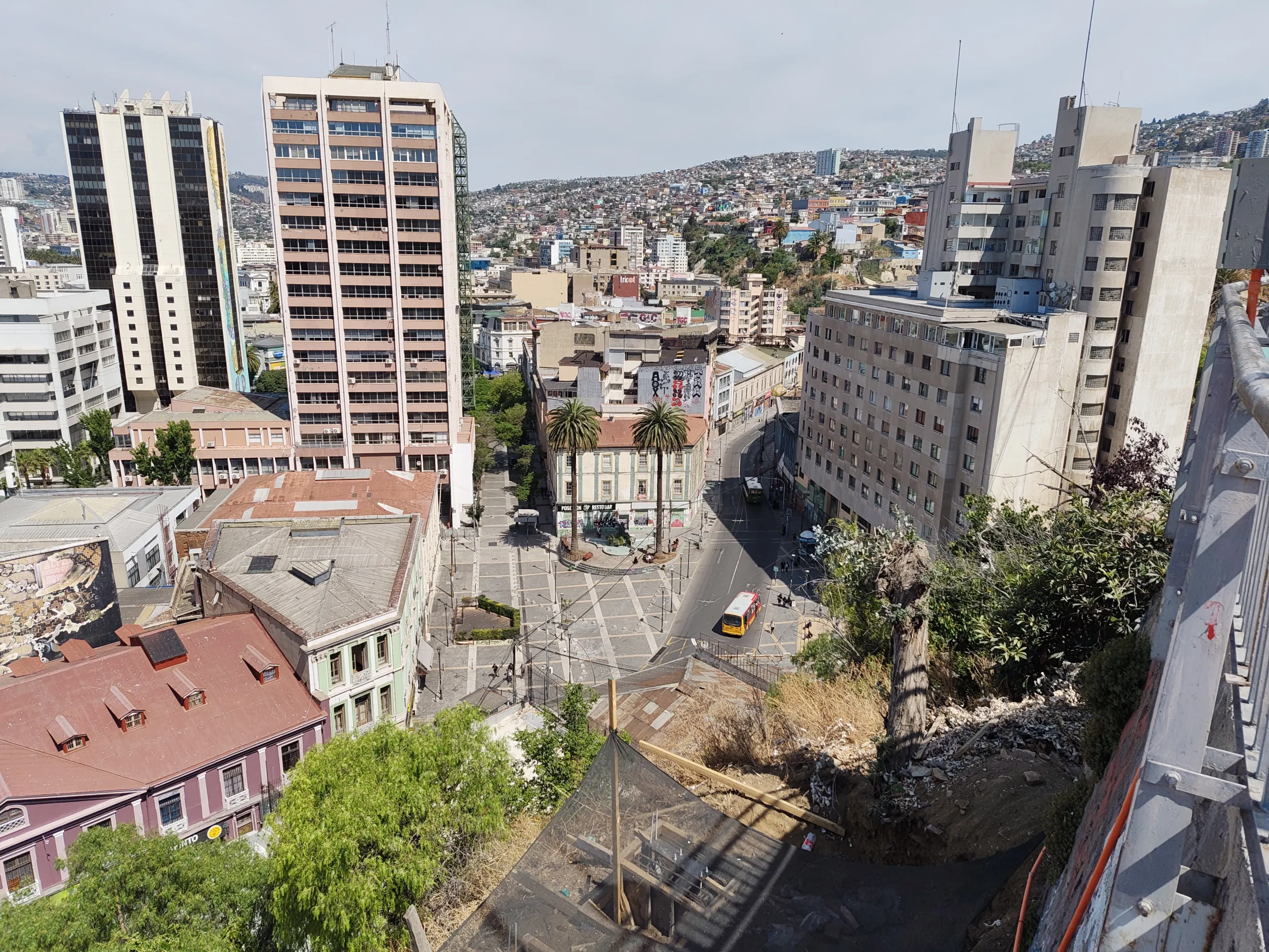 Edificio de la Cooperativa Vitalicia en su contexto de la Plaza Anibal Pinto desde Paseo Atkinson