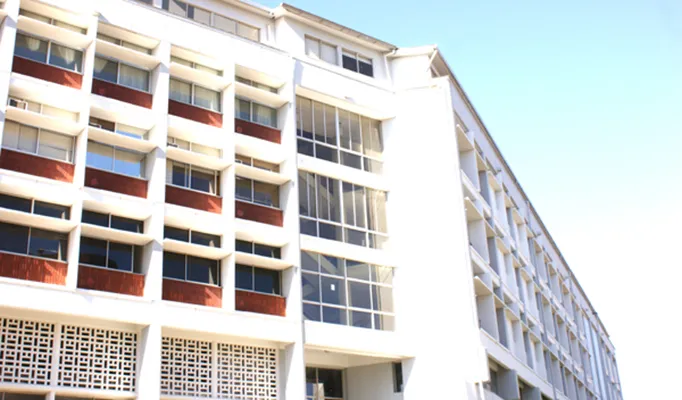 detalle “quiebra soles“ edificio central Universidad de Playa Ancha (TAU 1962)