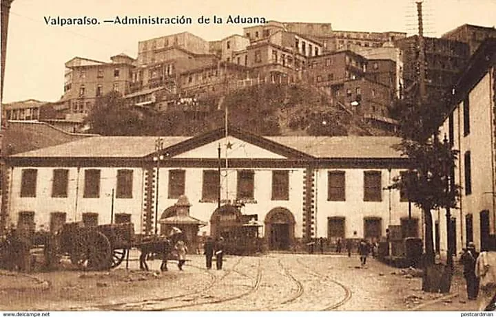 “Plaza o Plazuela de la Aduana”, 1855. Ubicación: es la misma plazuela del Arsenal que cambia de nombre al trasladarse la Aduana a su nuevo edificio.  Tenía una forma irregular y estaba absolutamente desprovista de vegetación. Se acordó, por el estado de abandono, nivelar y empedrar el terreno de esa plazuela. Bulliciosa, allí mismo se trabajaba la madera para un muelle que se estaba construyendo en el borde del talud y frente al extremo noreste del gran Arsenal, 1858