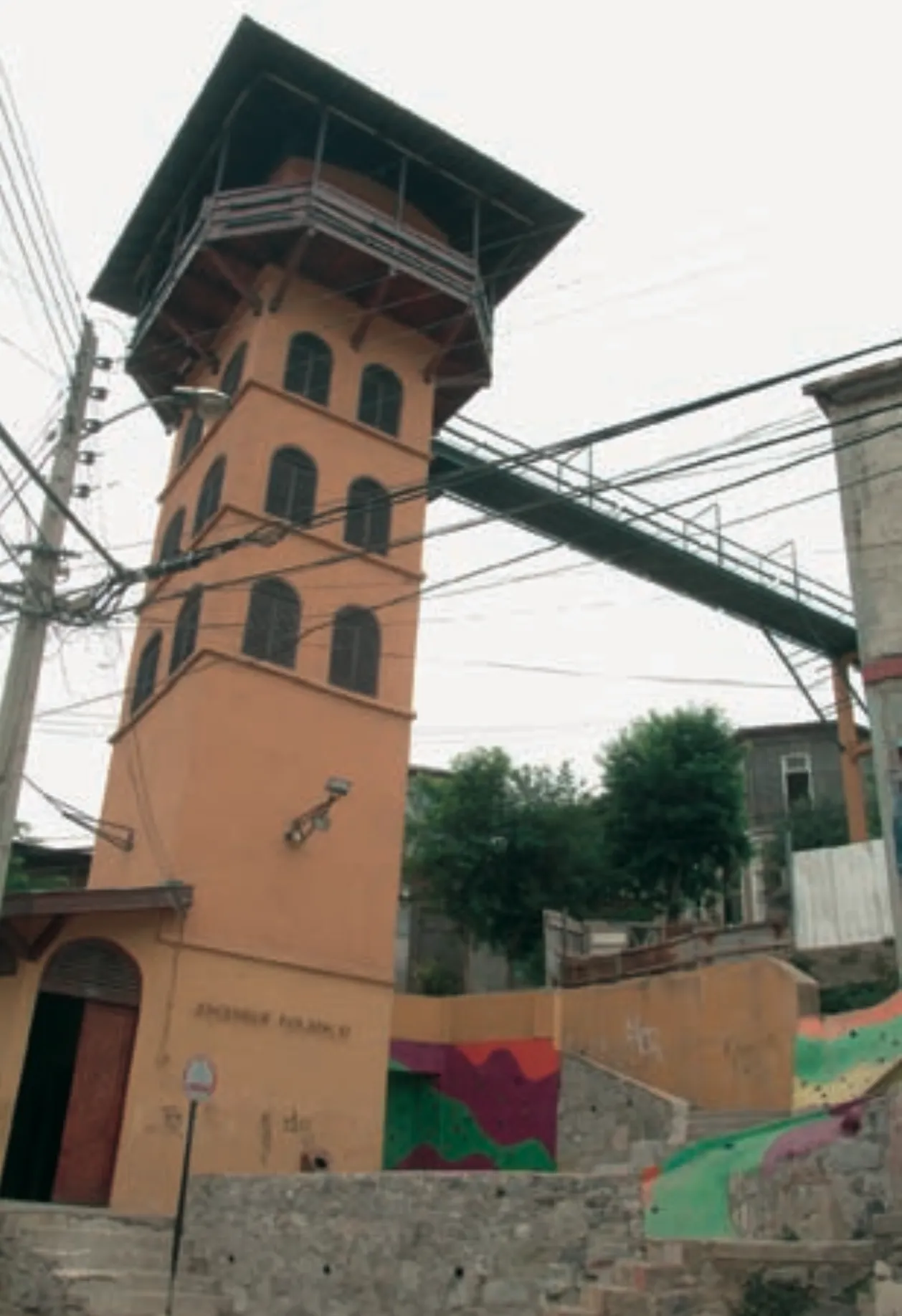 Torre del ascensor, Fuente: Guía de Arquitectura, MINVU