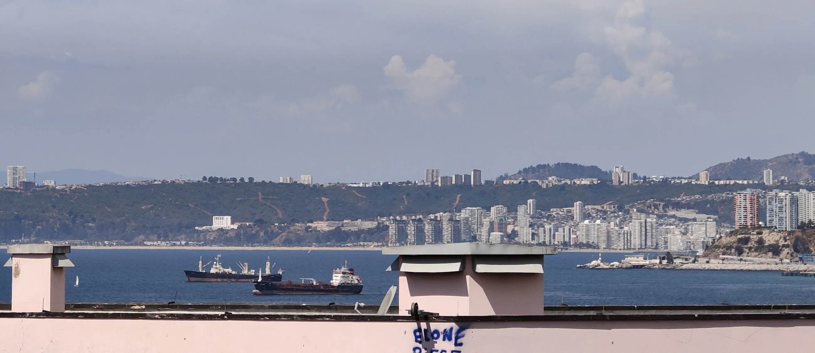 Vista sobre el edificio rosado