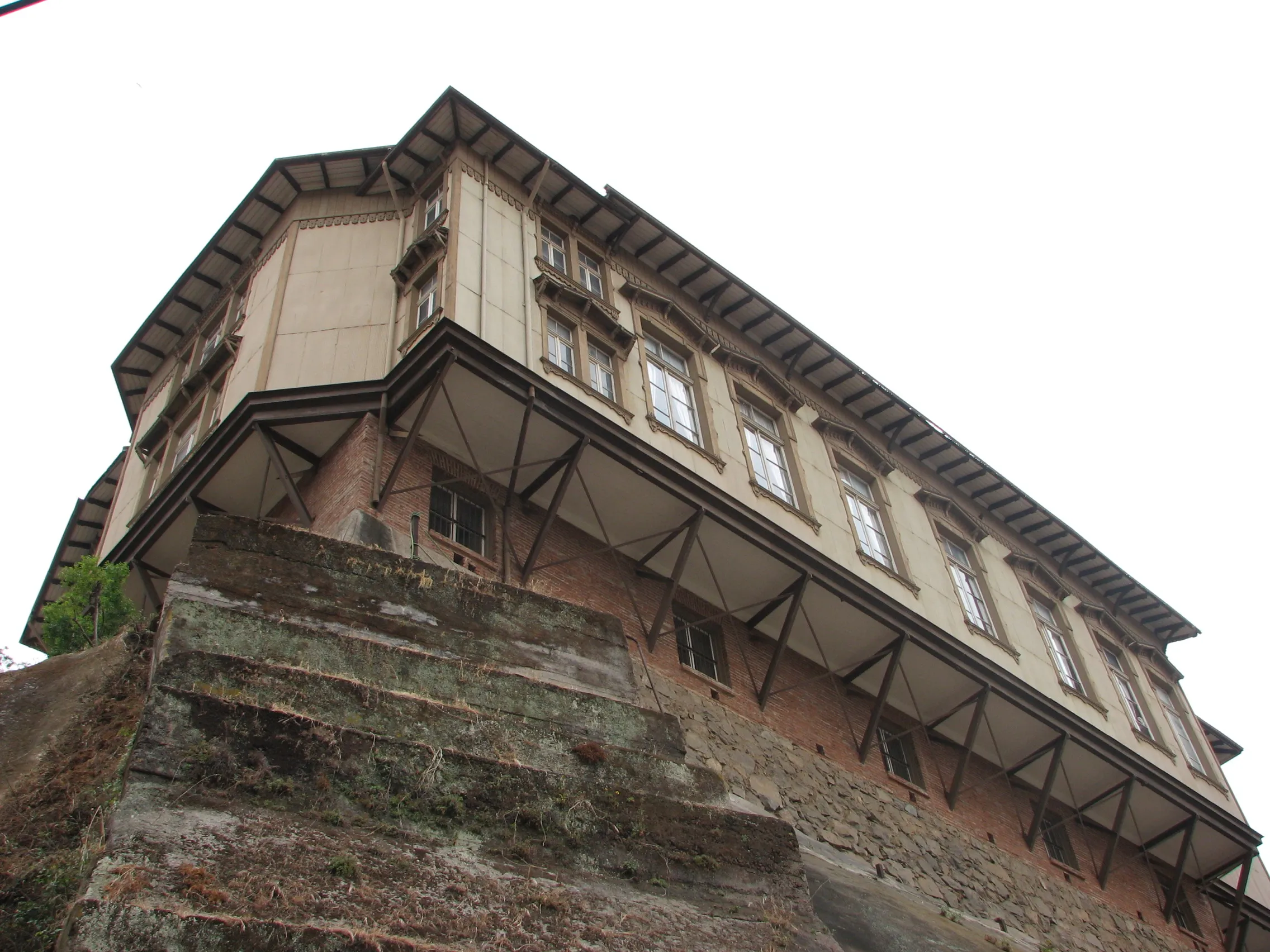 Vista desde abajo al edificio principal del Ex-Colegio Alemán