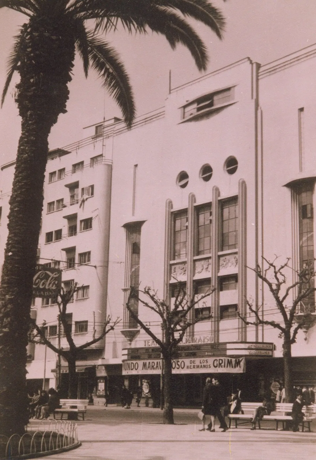 Fachada del Teatro Valparaíso en la Plaza Victoria
