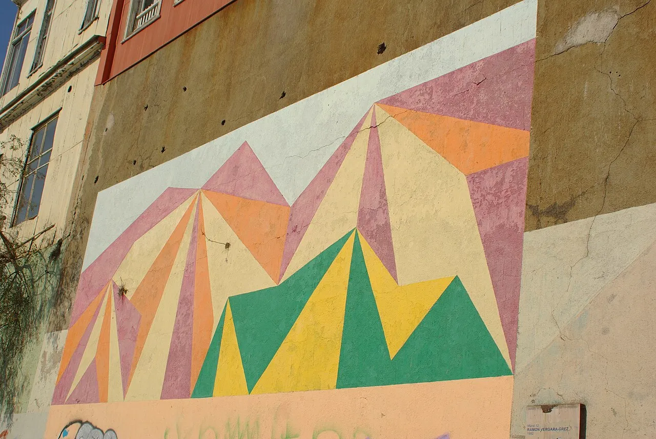 Mural nº12 del Museo a Cielo Abierto de Valparaíso, titulado Clase de geometría en colores, pintado por Ramón Vergara Grez, 2013, Rodrigo Fernández