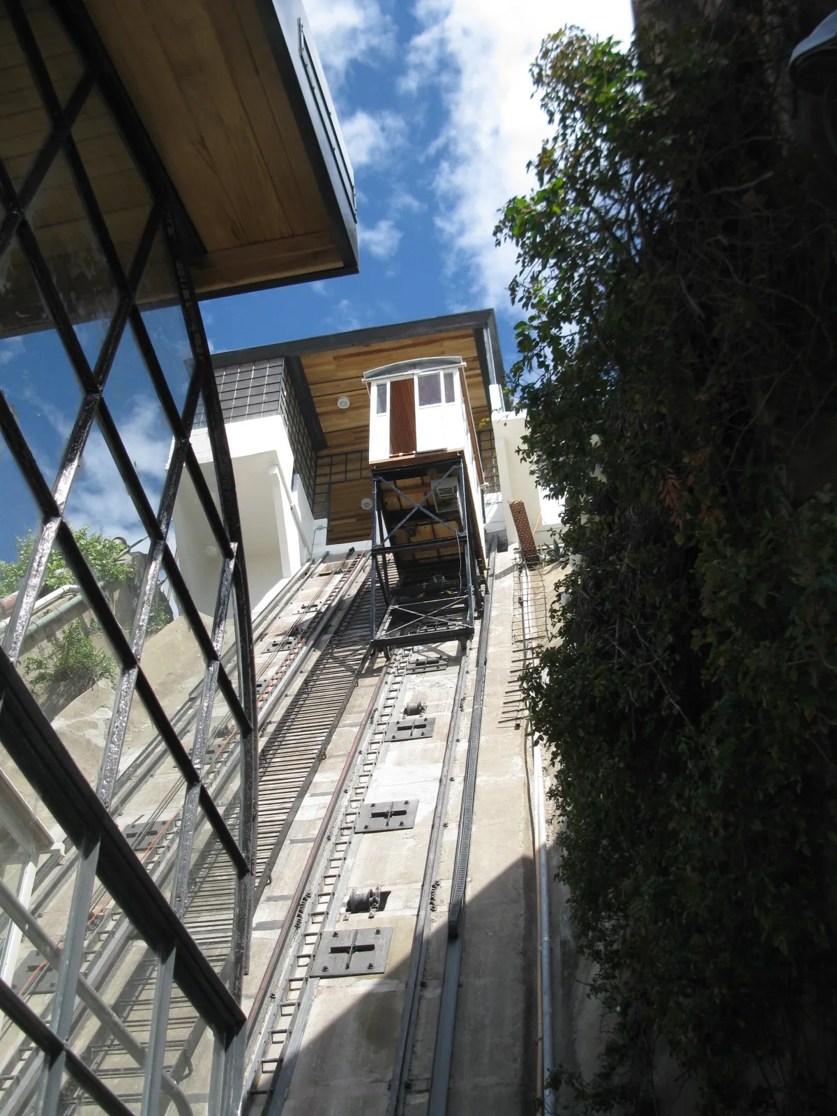 Vista desde la estación baja hacia arriba en el Ascensor Hospital Van Buren