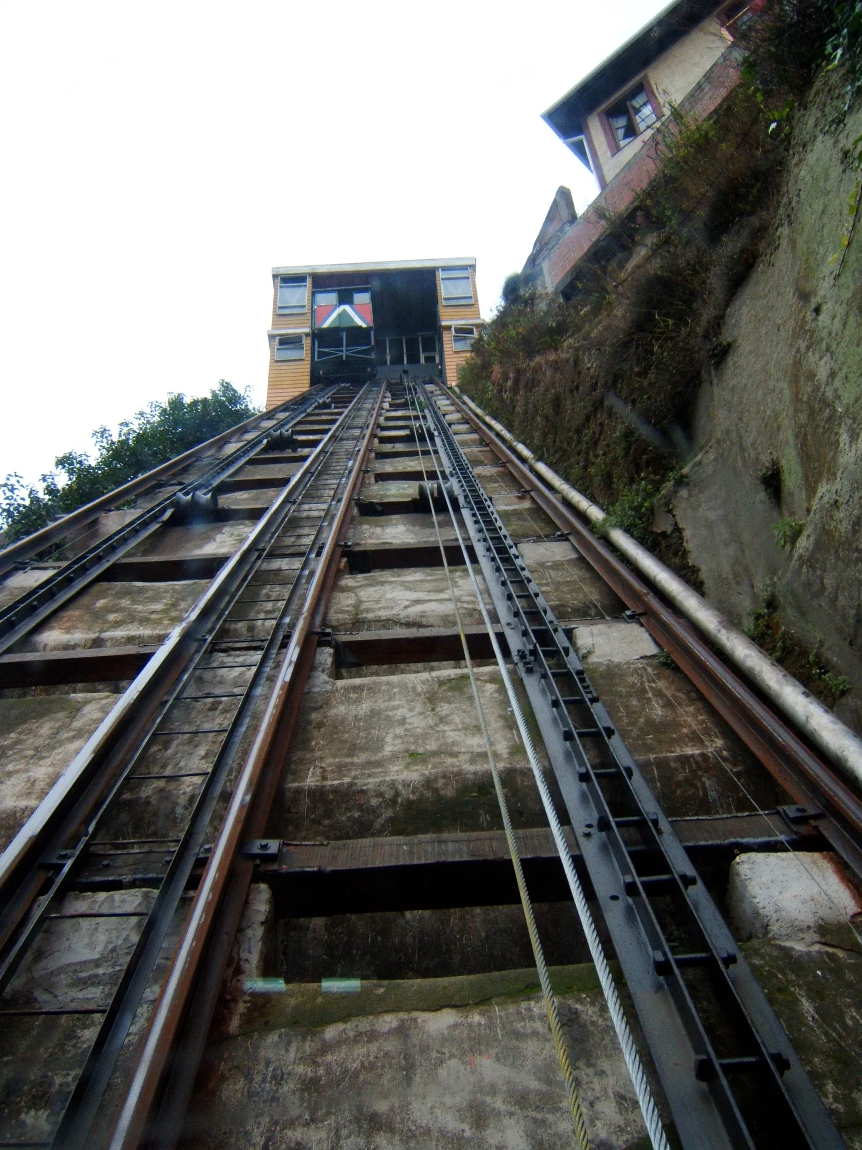 Vista a los rieles del Ascensor Reina Victoria
