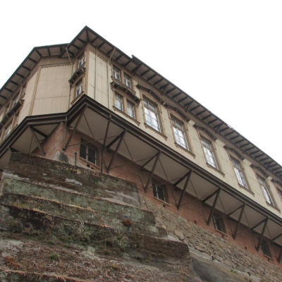 Vista desde abajo al edificio principal del Ex-Colegio Alemán