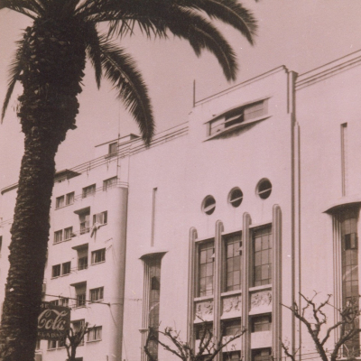 Fachada del Teatro Valparaíso en la Plaza Victoria