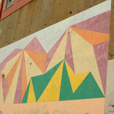Mural nº12 del Museo a Cielo Abierto de Valparaíso, titulado Clase de geometría en colores, pintado por Ramón Vergara Grez, 2013, Rodrigo Fernández