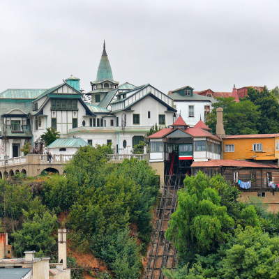 Vista hacia el cerro y el Ascensor Peral