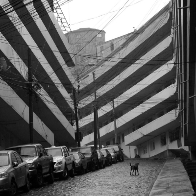 Vista desde la calle al Conjunto Habitacional Quebrada Márquez