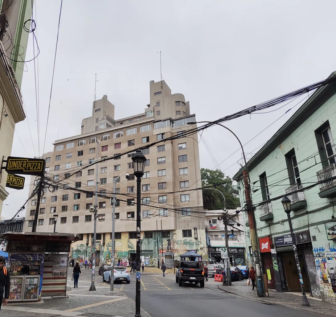 Edificio de la Cooperativa Vitalicia desde Esmeralda con Plaza Anibal Pinto, diciembre 2025, Autora: Sofia Vargas Koch