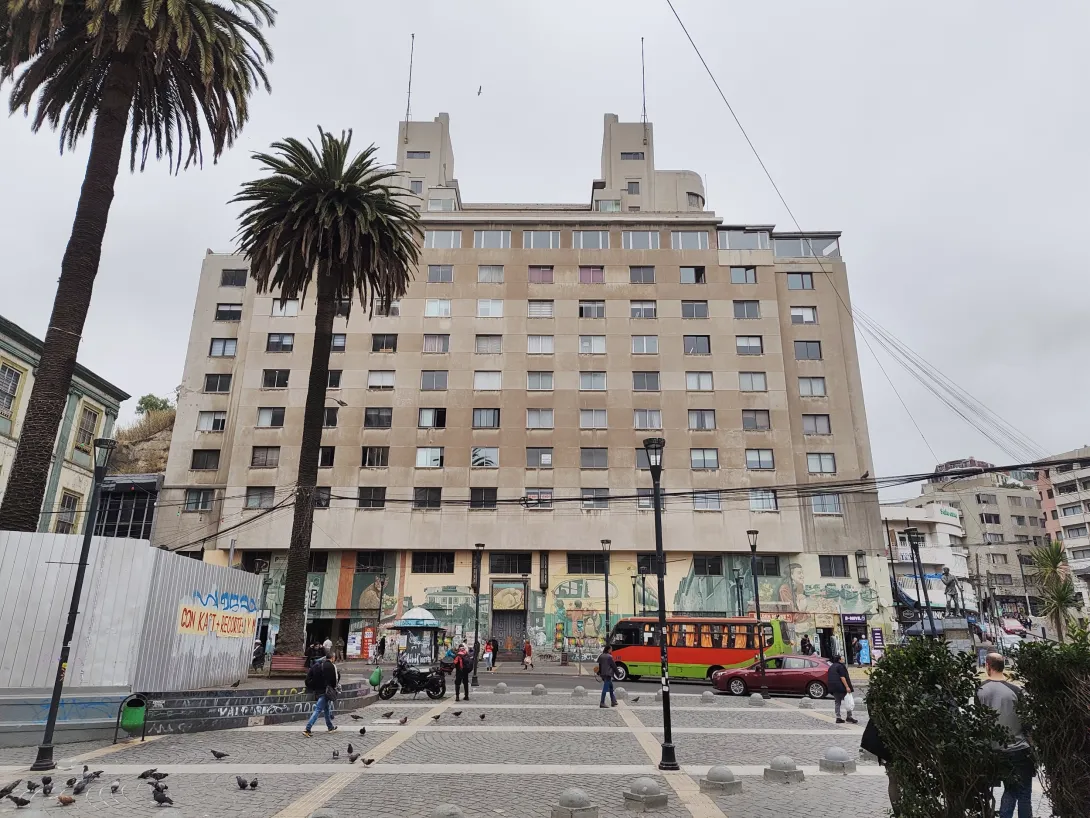 Edificio de la Cooperativa Vitalicia desde Plaza Anibal Pinto, diciembre 2025, Autora: Sofia Vargas Koch