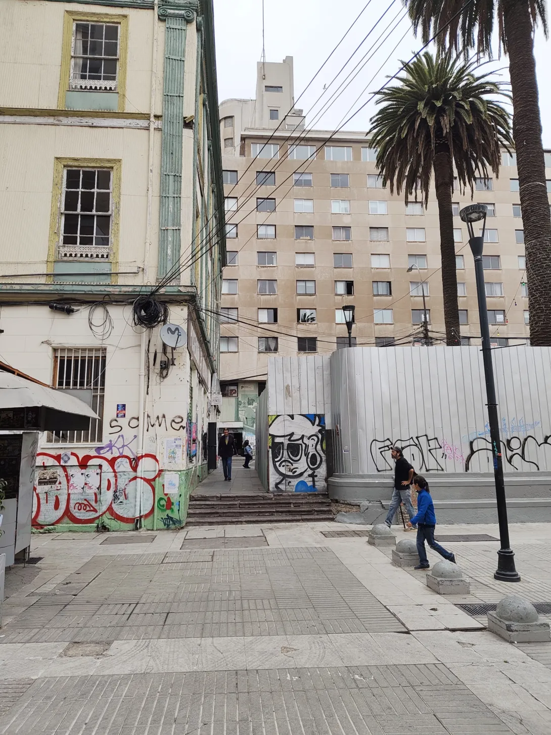 Edificio de la Cooperativa Vitalicia desde Plaza Anibal Pinto, construcción en la fuente de Neptuno, diciembre 2025, Autora: Sofia Vargas Koch