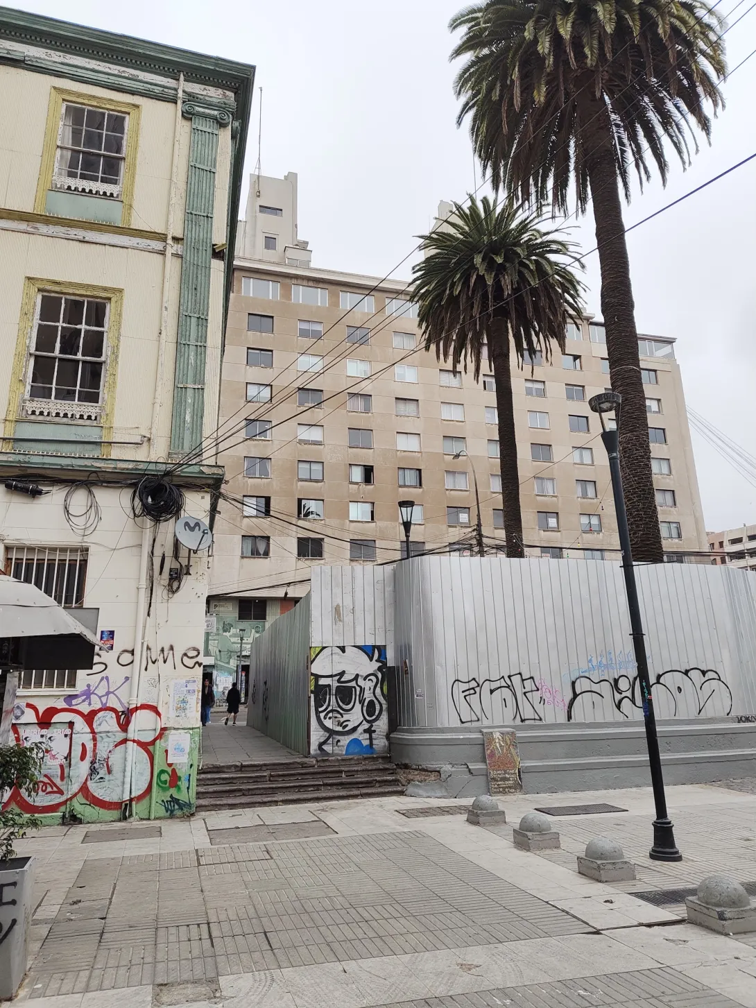 Edificio de la Cooperativa Vitalicia, contexto Plaza Anibal Pinto, diciembre 2025, Autora: Sofia Vargas Koch