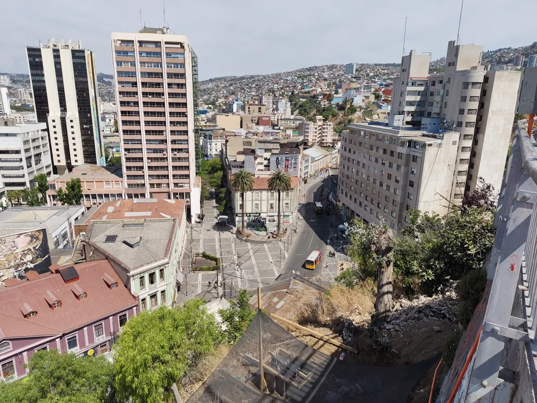 Edificio de la Cooperativa Vitalicia en su contexto de la Plaza Anibal Pinto desde Paseo Atkinson