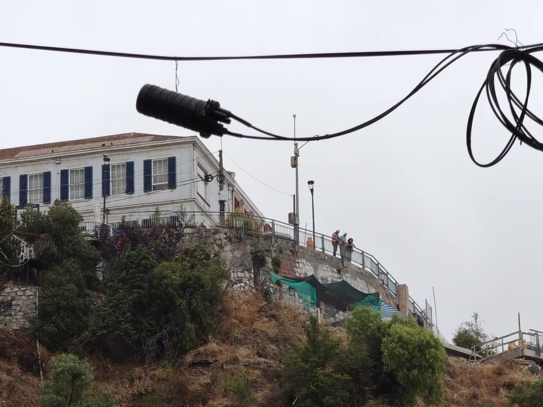 Paseo Atkinson desde Plaza Anibal Pinto con cables, diciembre 2025, Autora: Sofia Vargas Koch