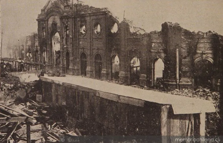 El Antiguo Mercado del Cardonal, el edificio es uno de los más destrozados por el terremoto. Disponible en Memoria Chilena, Biblioteca Nacional de Chile https://www.memoriachilena.gob.cl/602/w3-article-87168.html