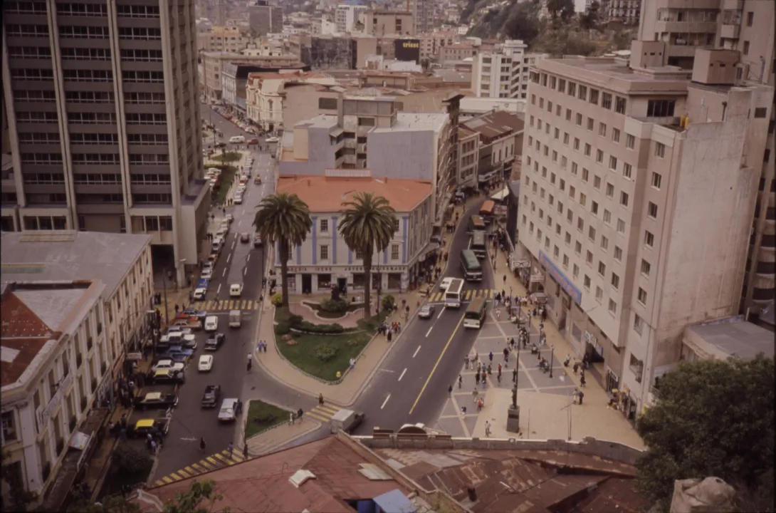 Plaza Anibal Pinto desde Paseo Atkinson ©Archivo Vargas Koch, Autor Eduardo Vargas, Fecha: 1987c