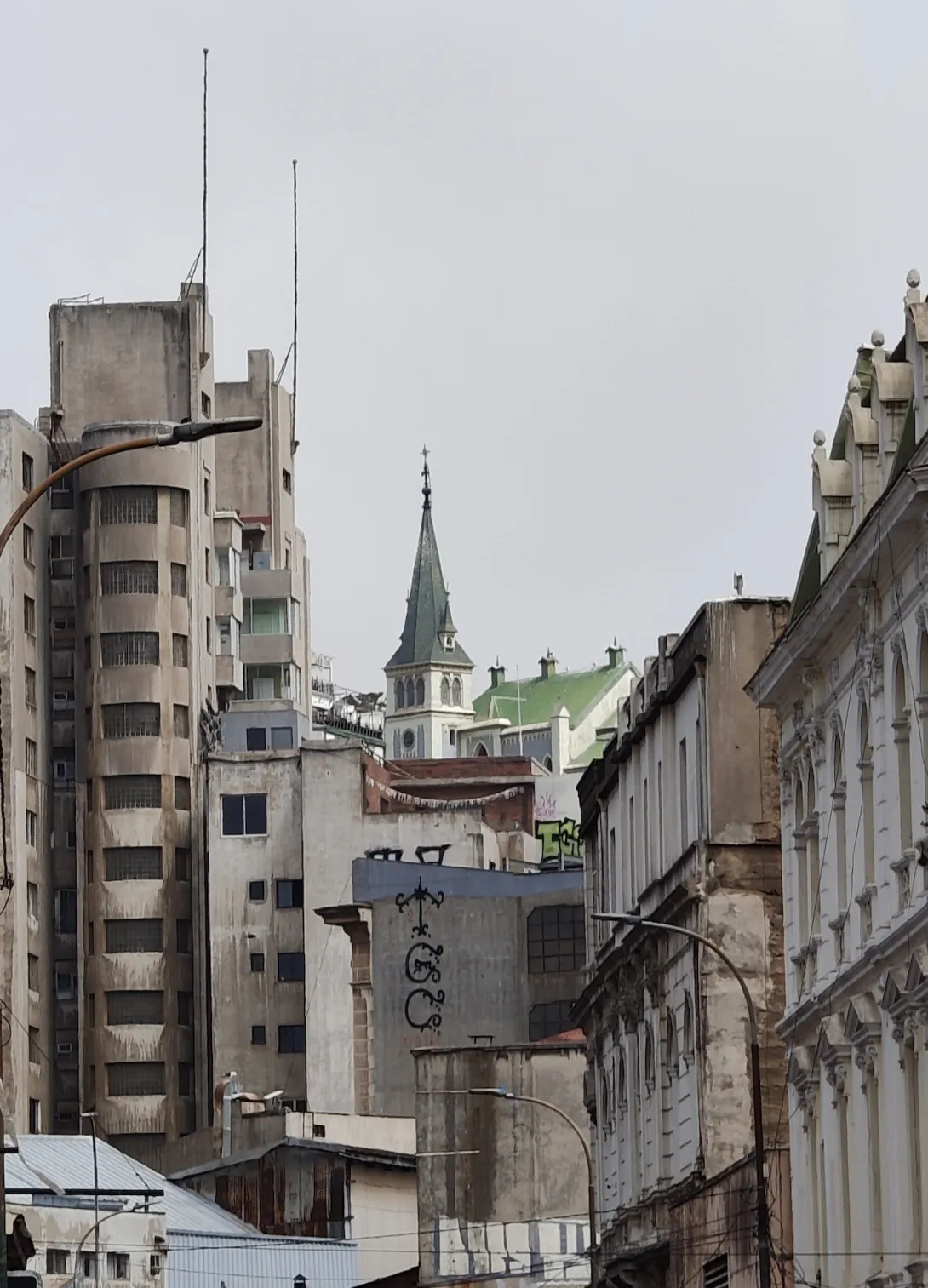 Retrocida del volumen enmarca vista a la iglesia (Vista desde Salvador Donoso), Fotografía: Sofia Vargas Koch