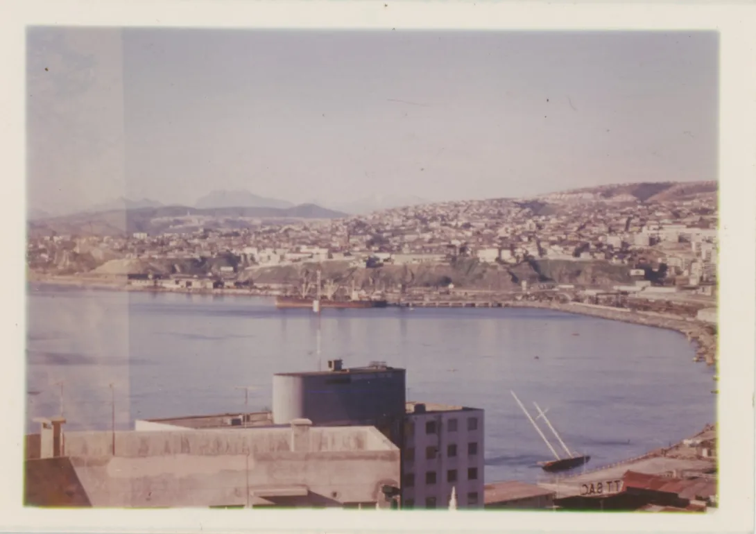Vista sobre el edificio rosado, Baron y Placeres sin torres inmobiliarias, 1967c  © Archivo Vargas Koch