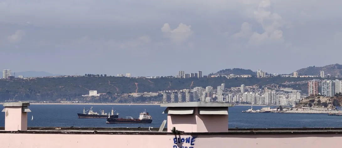 Vista sobre el edificio rosado